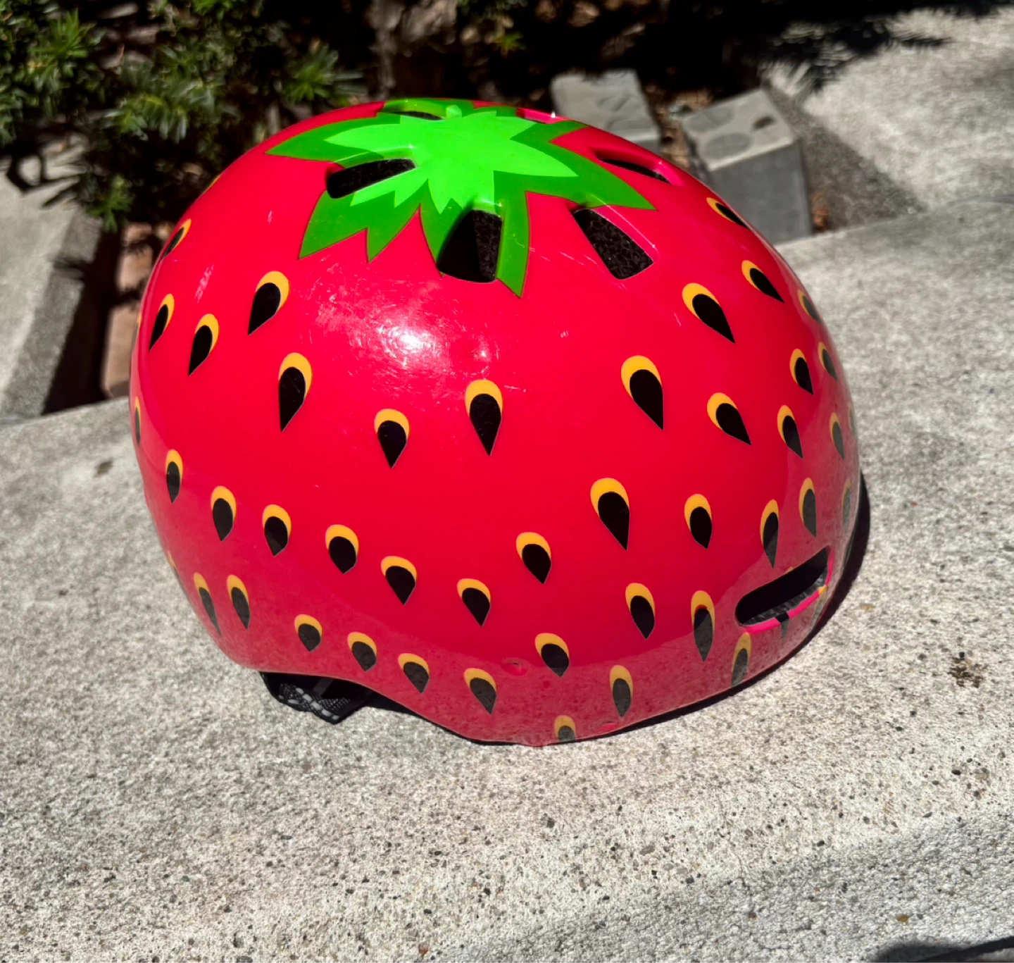 Nutcase Strawberry Kids Helmet - photo 2