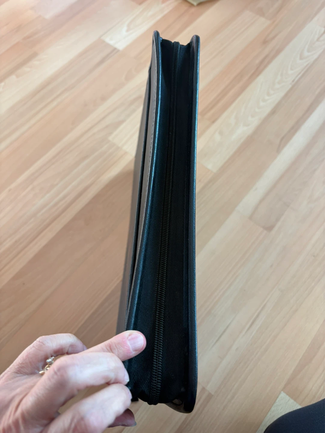 Leather Zip Portfolio Organizer $10 firm ⚽️ - photo 4