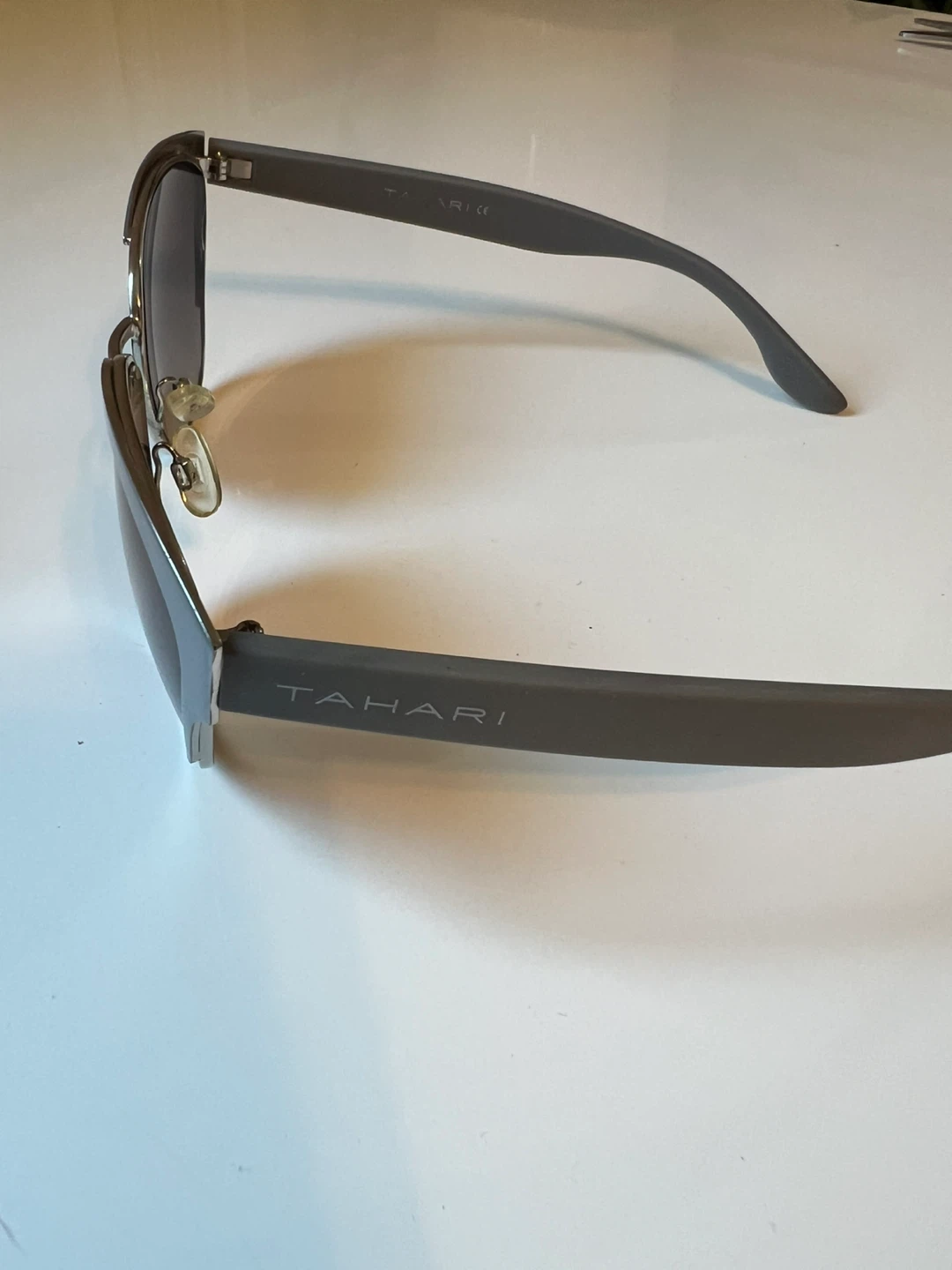 ⚽  Tahari Sunglasses - photo 2