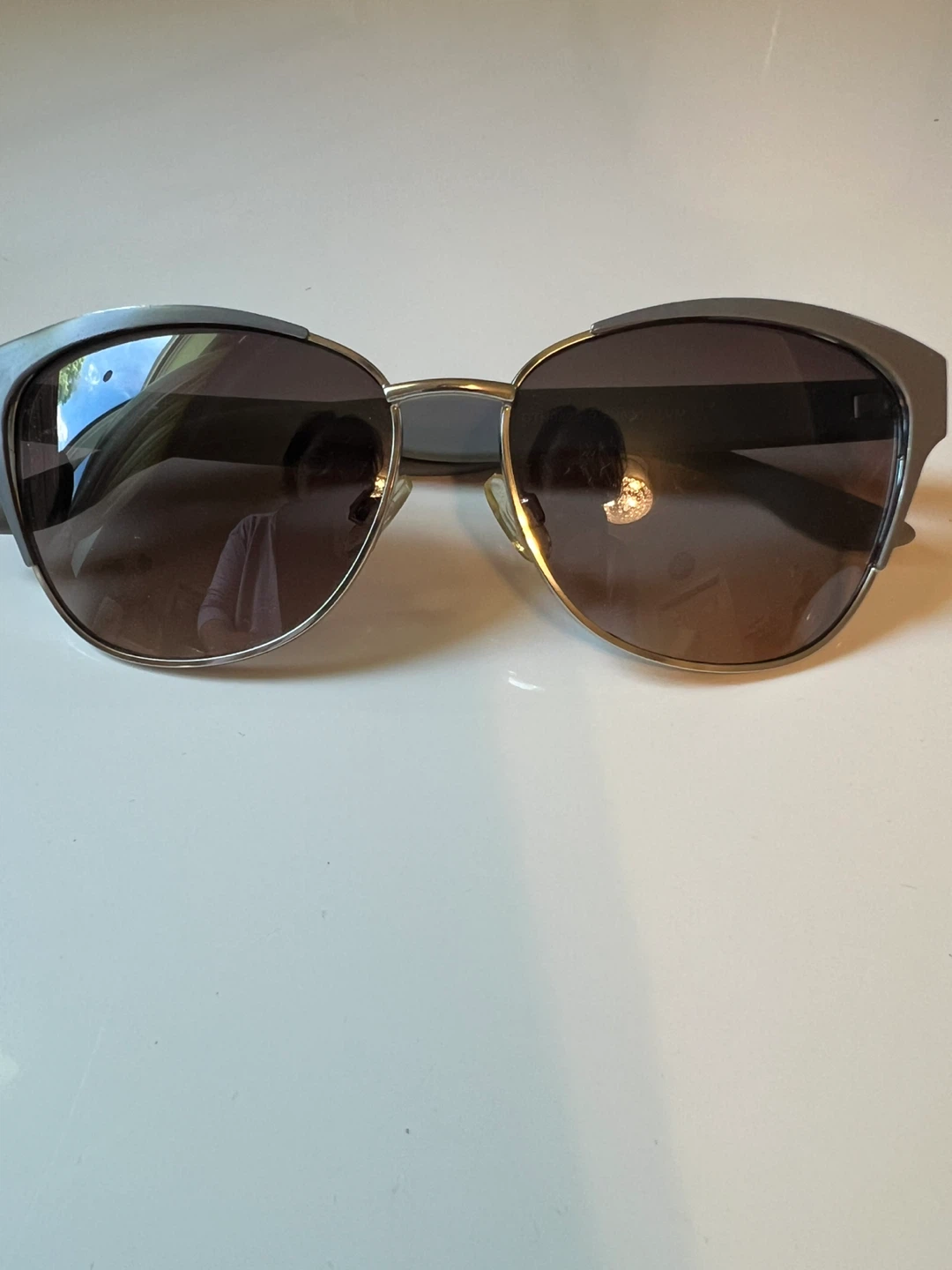 ⚽  Tahari Sunglasses