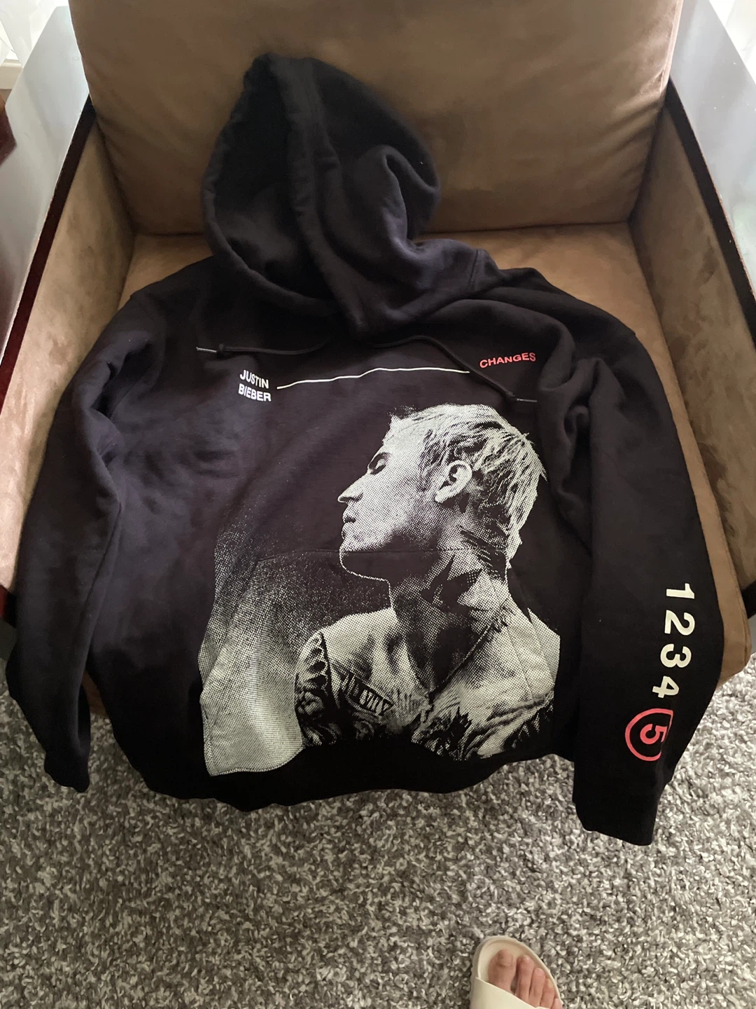 ⚽️Justin Bieber Changes Hoodie