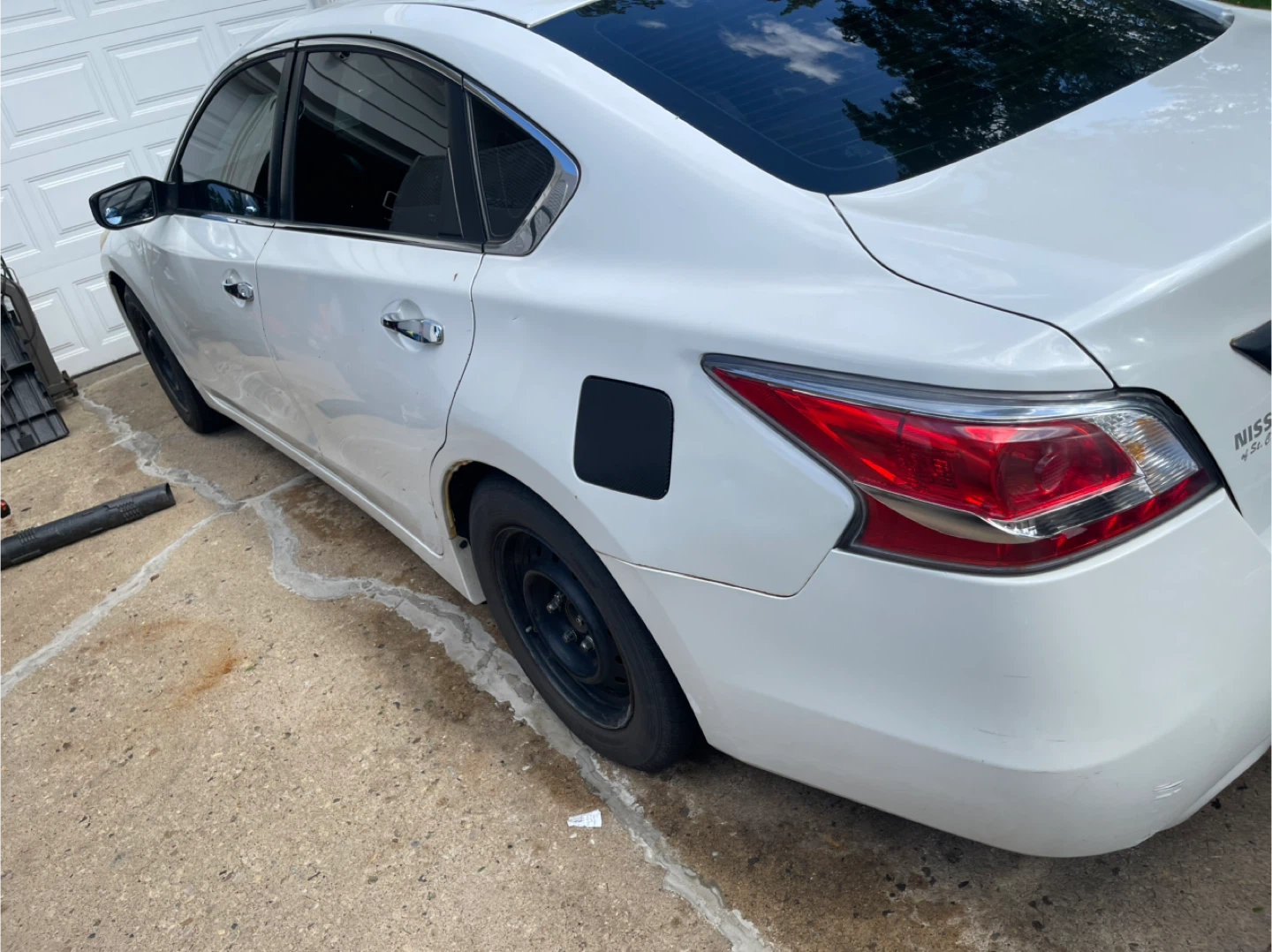 White Nissan Altima Sedan - photo 3