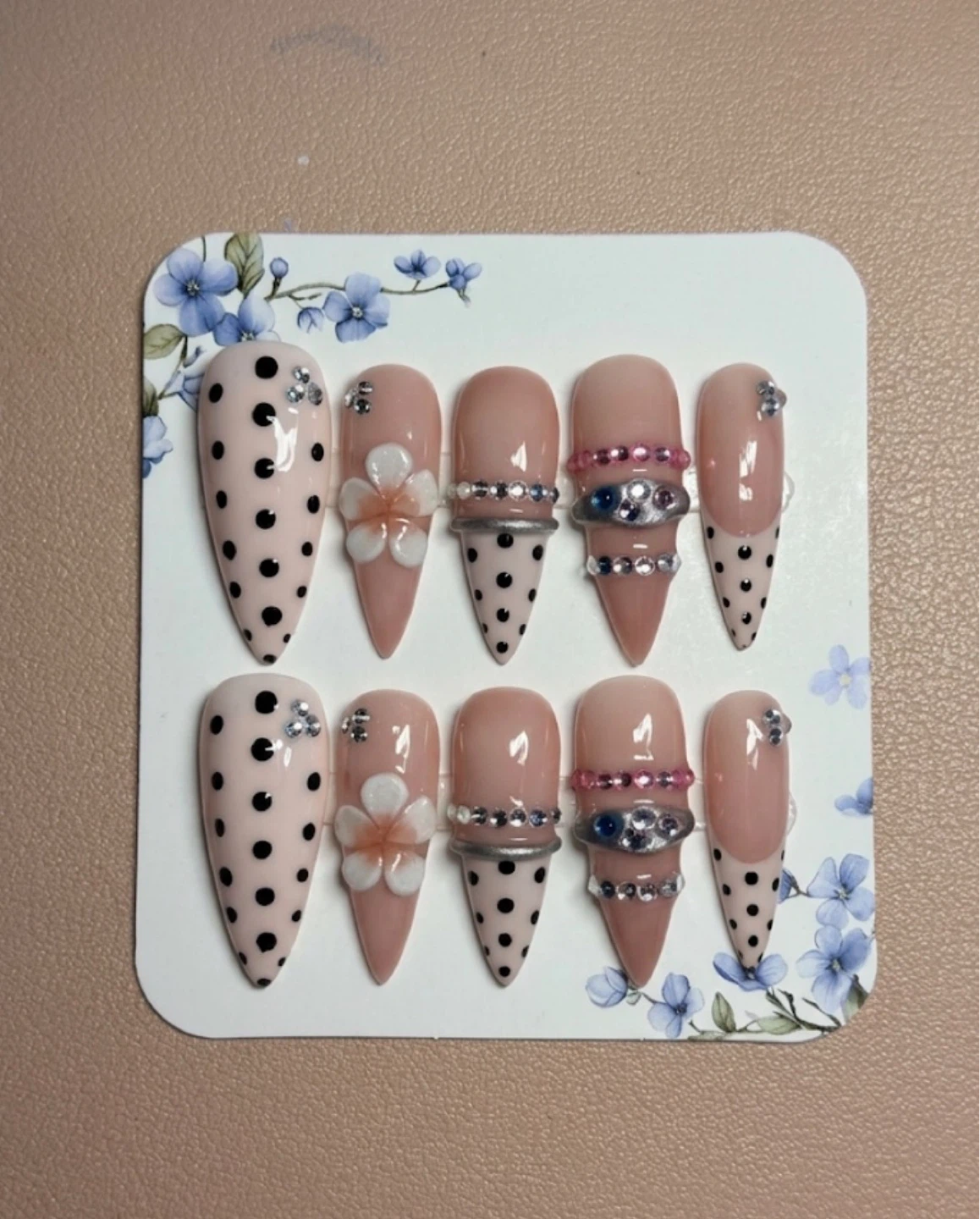 custom press on nails.