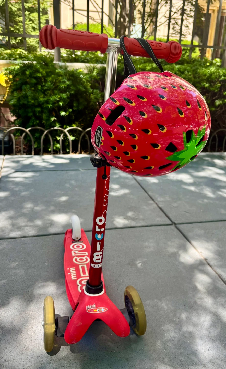 Micro Mini Scooter with Nutcase Helmet