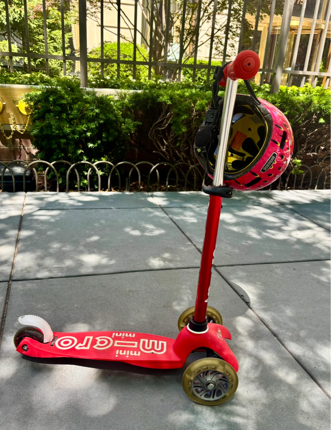 Micro Mini Scooter with Nutcase Helmet - photo 2