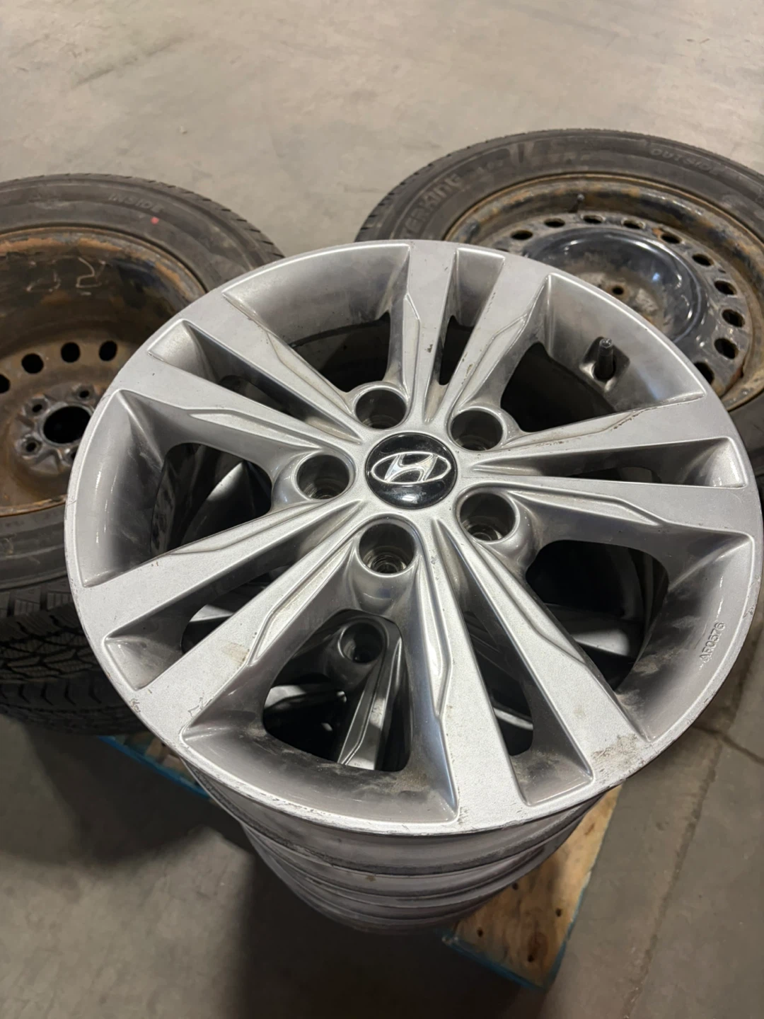 Set of 4 Hyundai Alloy Wheels - photo 4