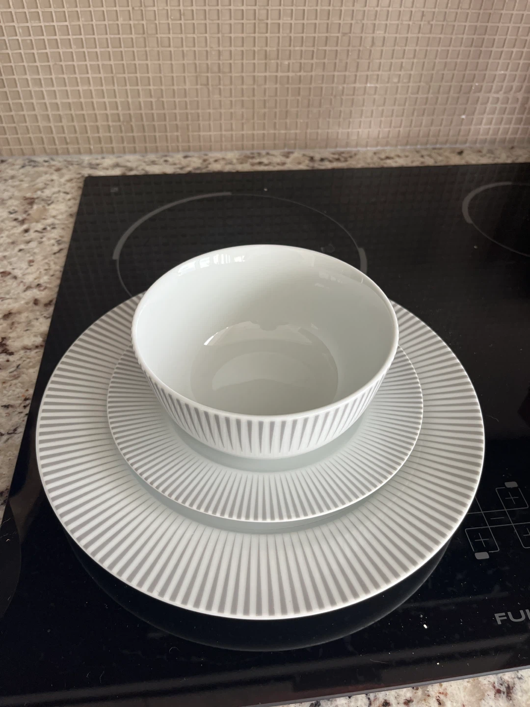 Attractive set of 12 Grey Striped dinner & side plates + 6 Bowls - photo 2