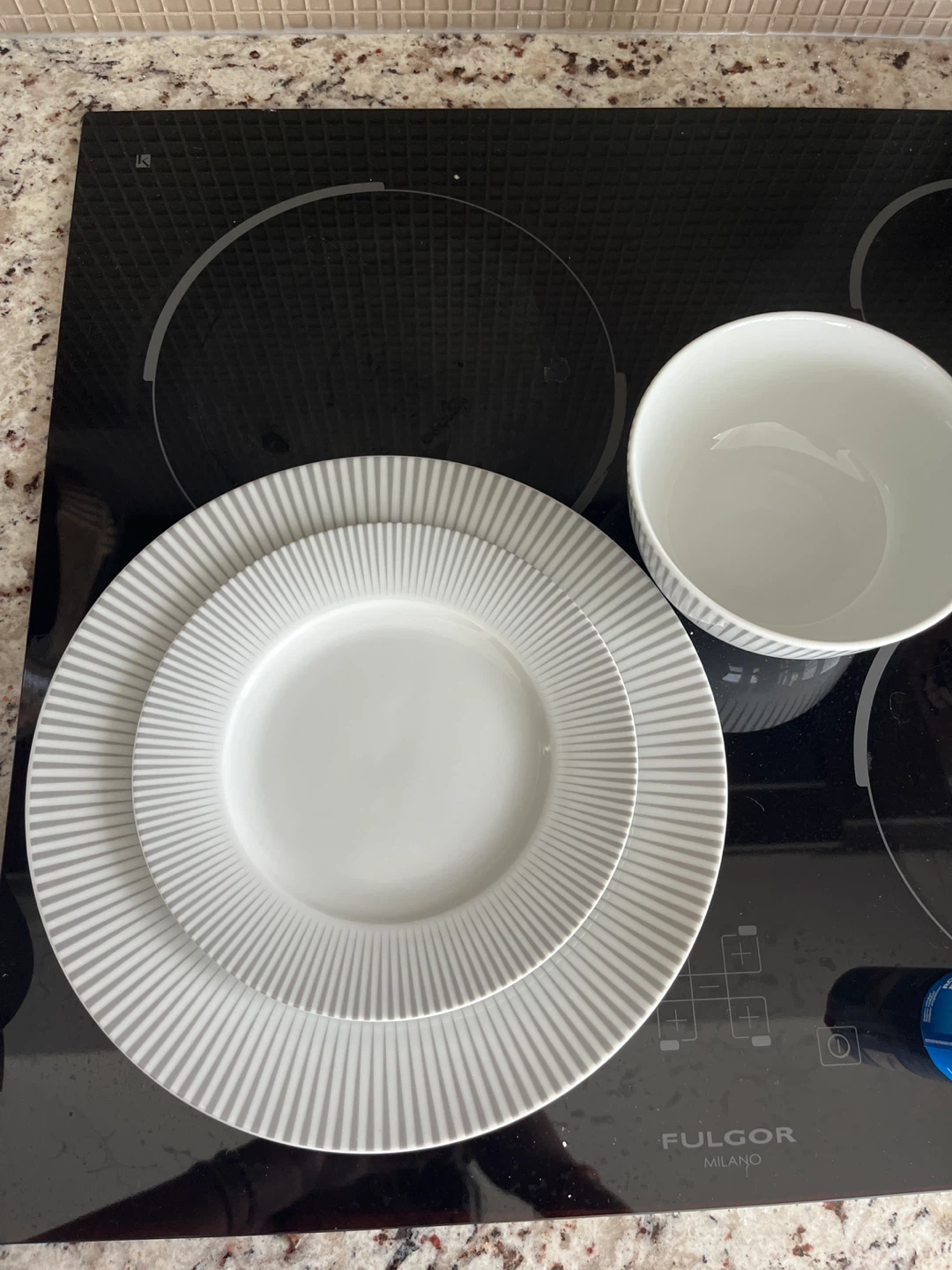 Attractive set of 12 Grey Striped dinner & side plates + 6 Bowls - photo 3