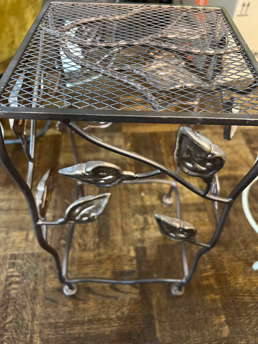 Metal Plant Stand with Leaf Design⚽️