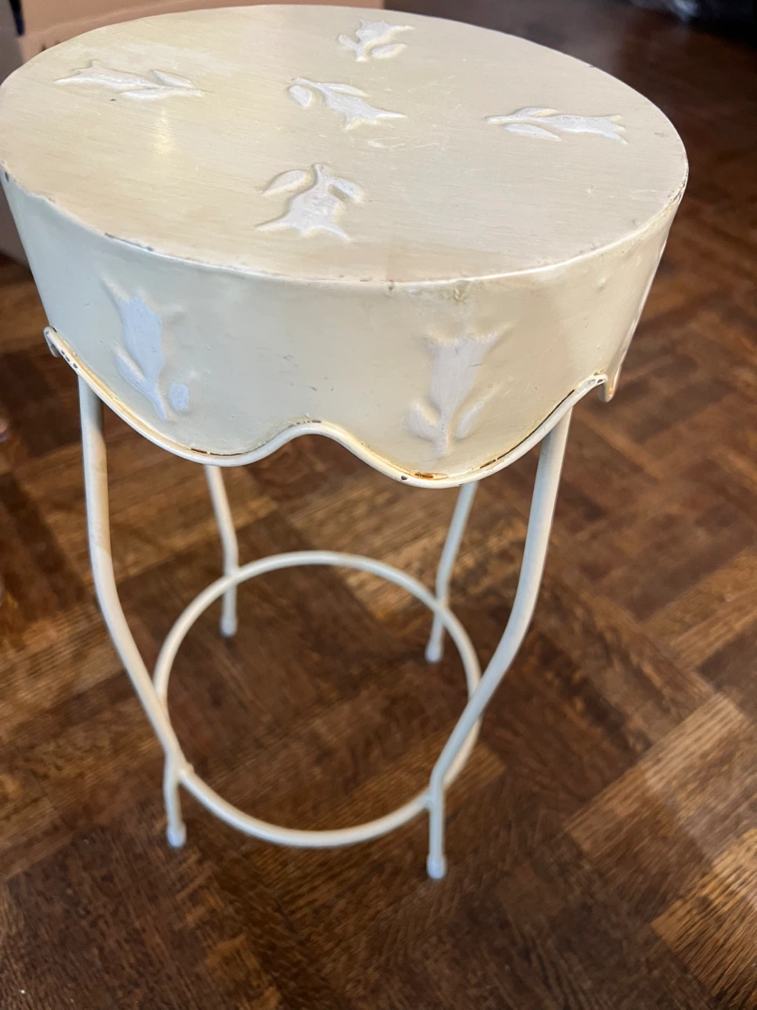 Cream metal plant stand with embossed ⚽️floral design