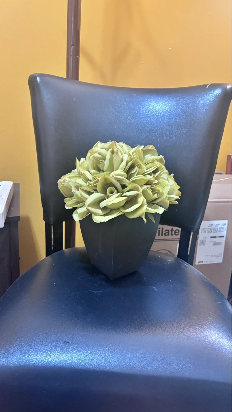 ⚽ Artificial Flower Arrangement in Black Vase - photo 3