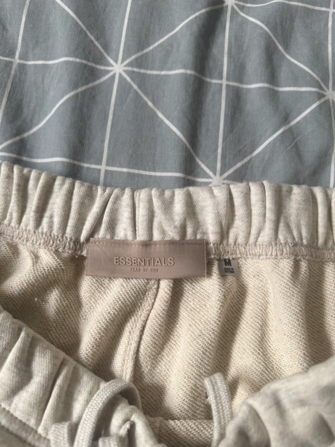 ESSENTIALS Fear of God Sweat Shorts - light oat - photo 2