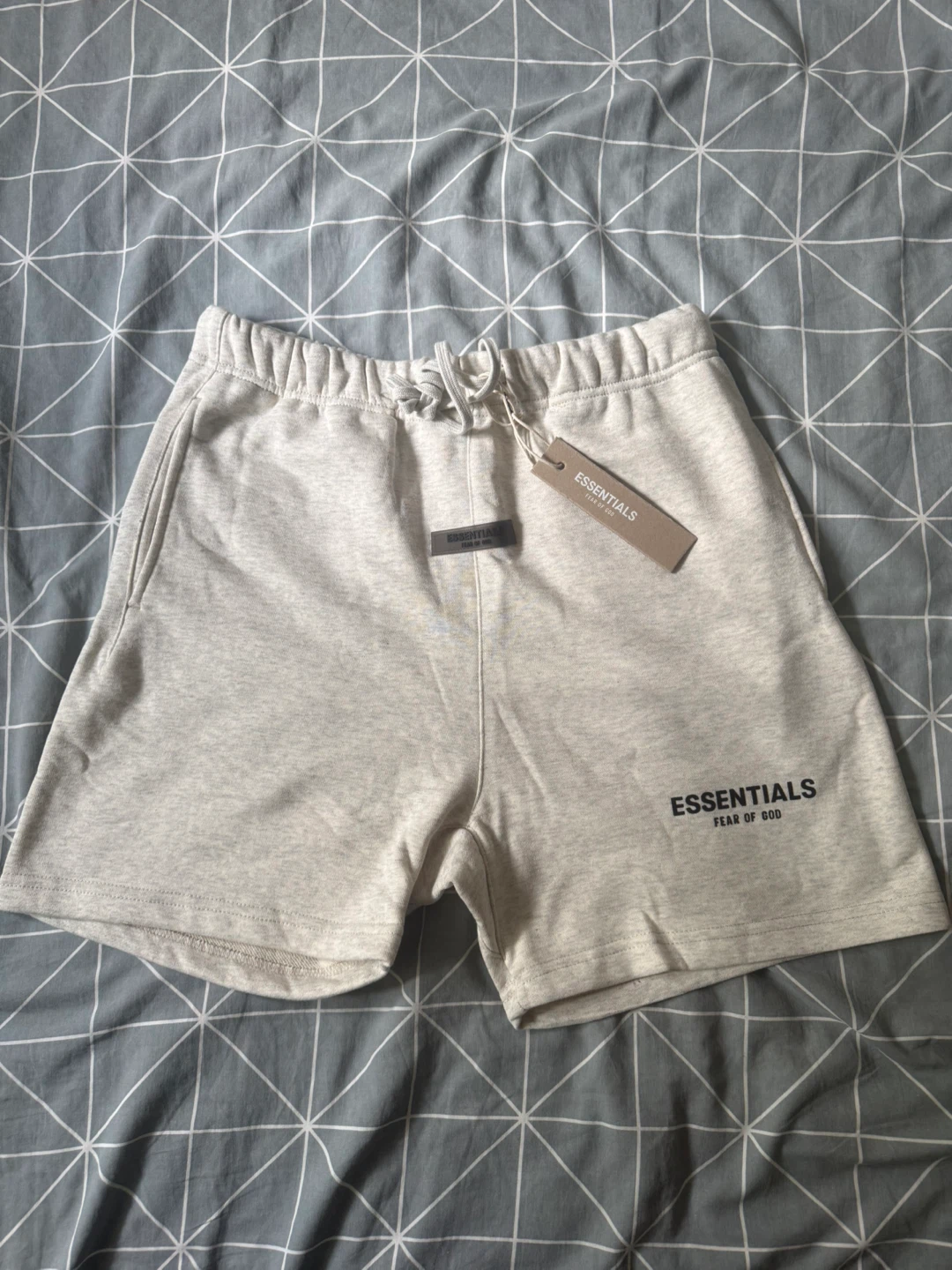 ESSENTIALS Fear of God Sweat Shorts - light oat