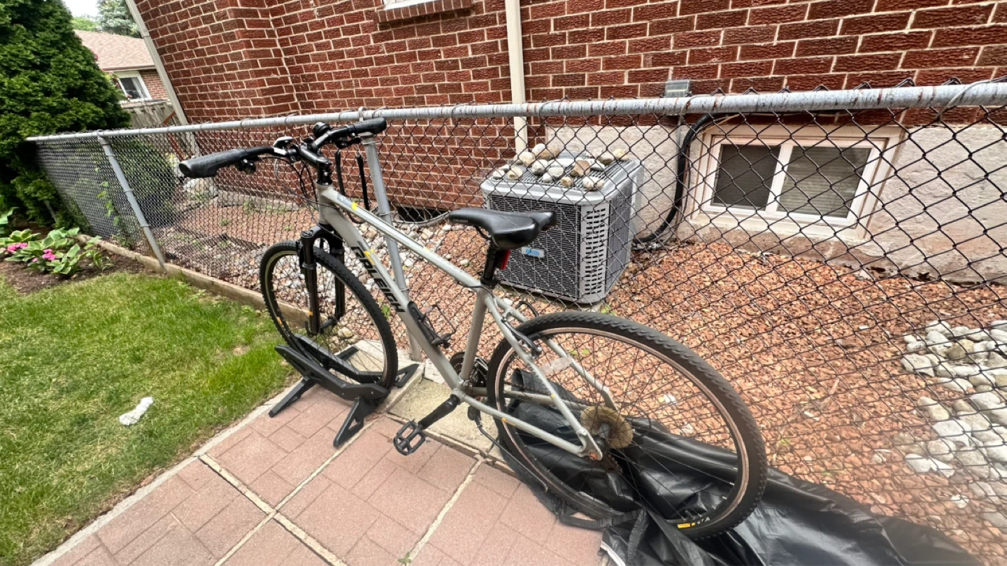 Raleigh Hybrid Bike + Helmet + Lock + Accessories - photo 3