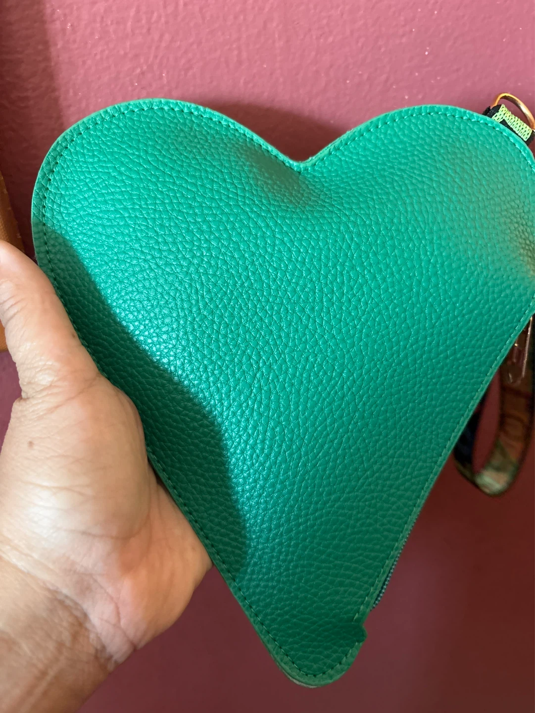 ⚽️ Green vegan Leather Heart Shaped  purse LOVE" Wrist Strap - photo 4