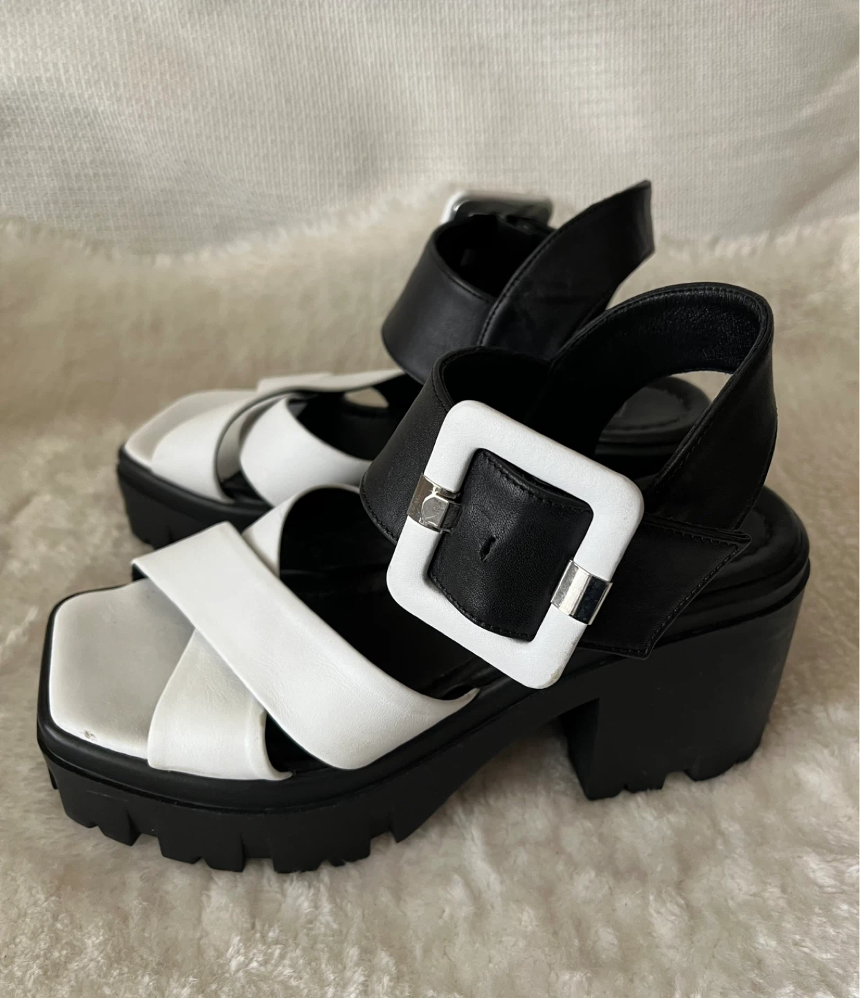 LA Moderniste Black and White Platform Sandals Size 7.5 - photo 5
