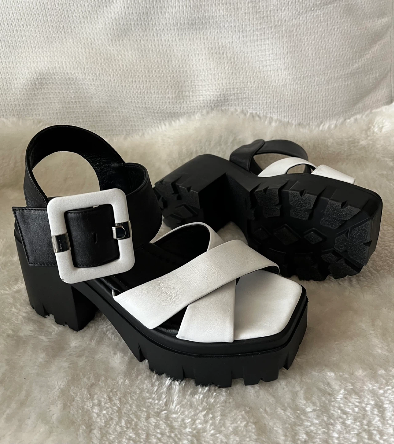 LA Moderniste Black and White Platform Sandals Size 7.5 - photo 3