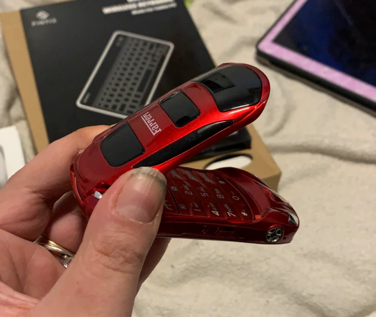 Red Ferrari flip phone - photo 2