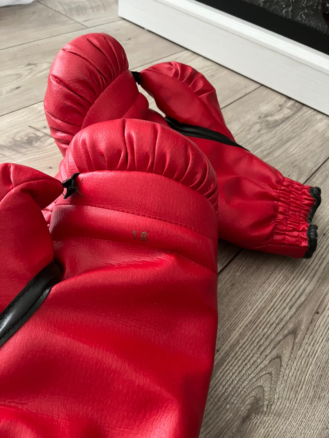Everlast Red Boxing Gloves size 16 - photo 4