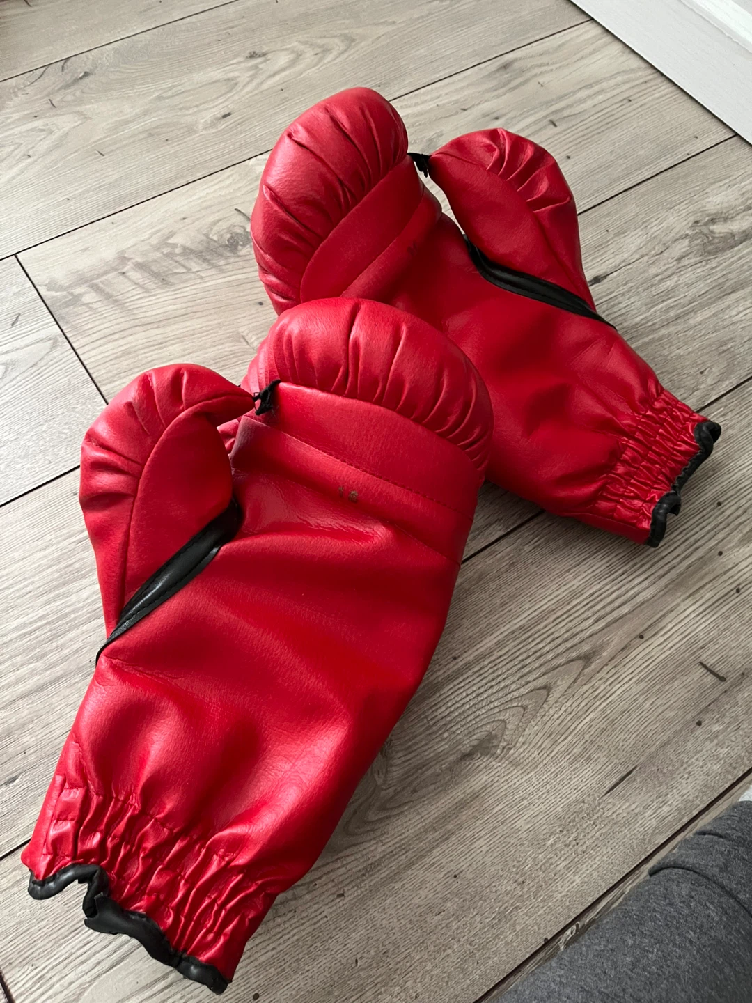 Everlast Red Boxing Gloves size 16 - photo 3