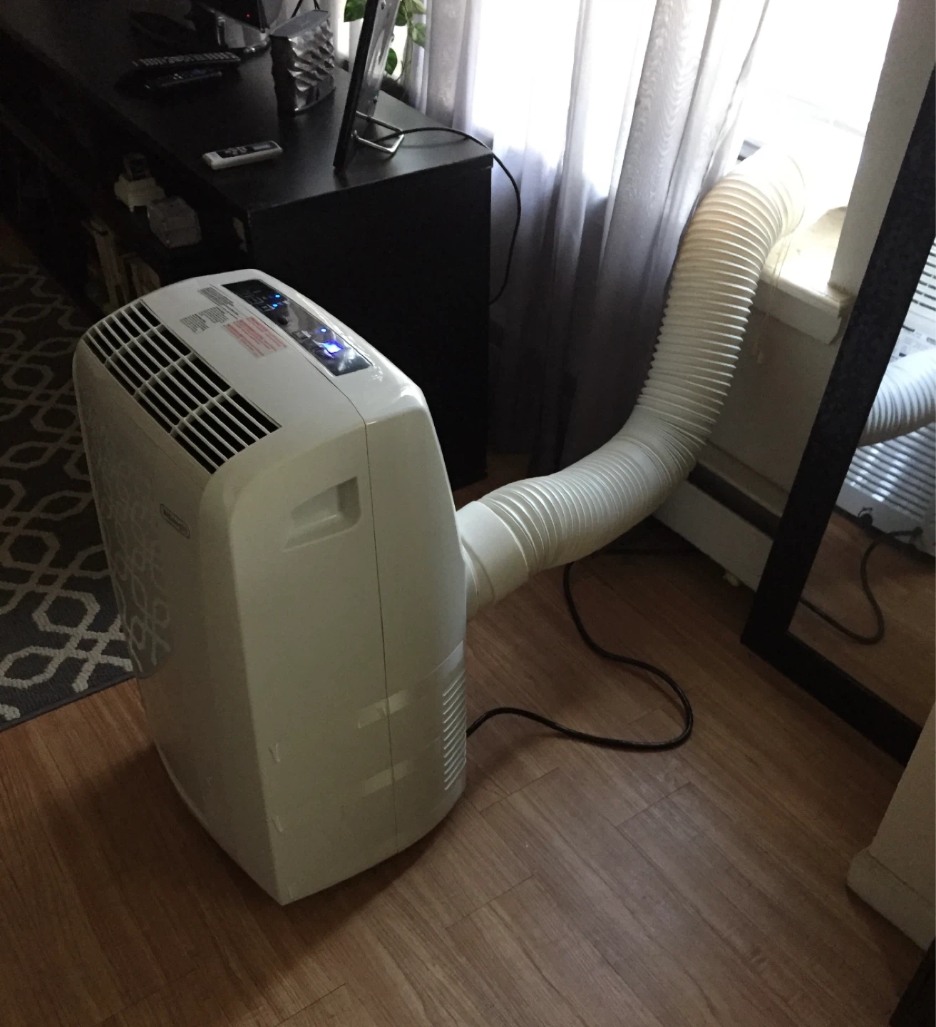 Portable A/C w/remote - photo 2
