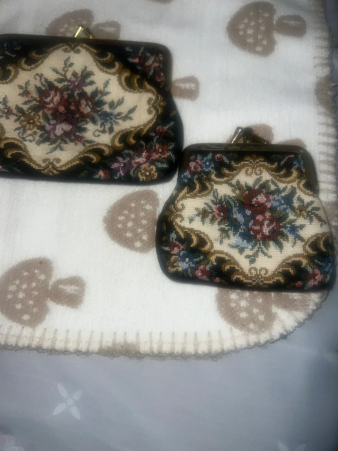 Vintage Floral Tapestry Coin Purse ⚽