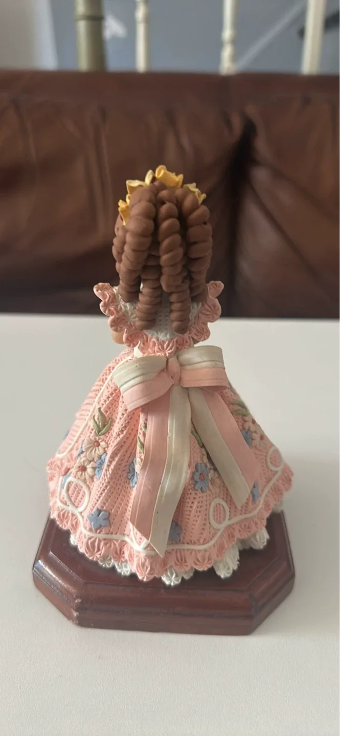 Gifina Faceless Girl Figurine - photo 2
