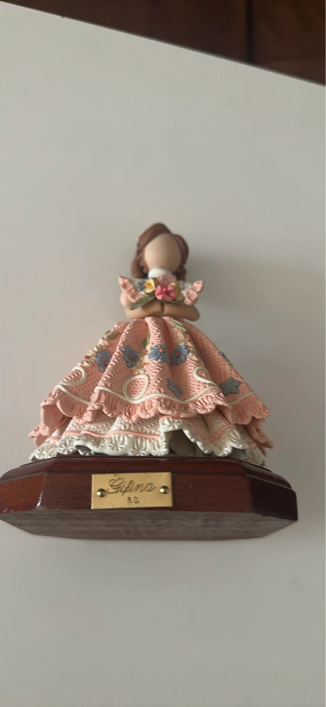 Gifina Faceless Girl Figurine - photo 5