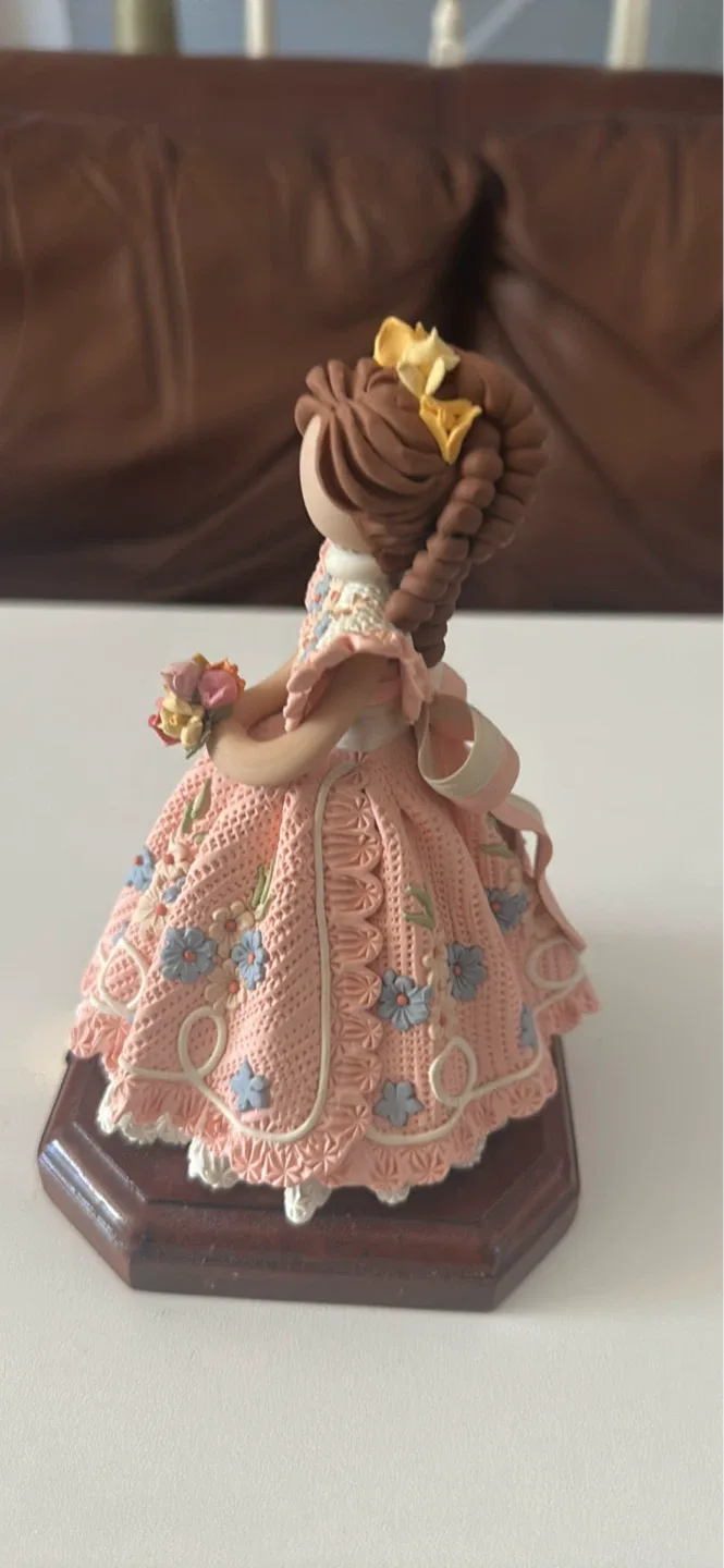 Gifina Faceless Girl Figurine - photo 3
