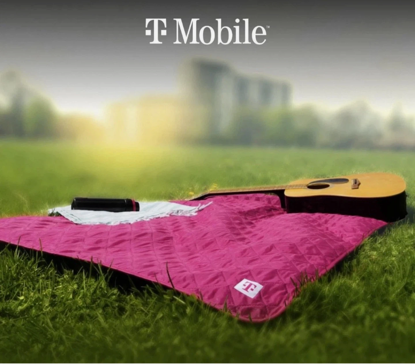 T-Mobile Pink Quilted Picnic Blanket⚽️ - photo 2