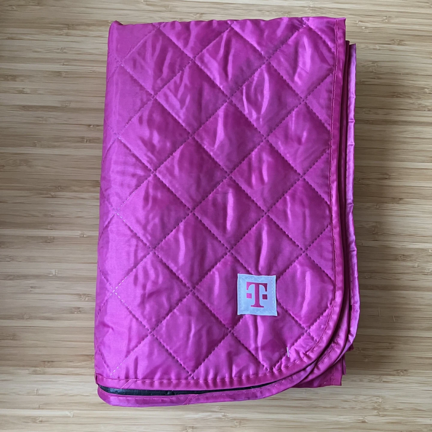 T-Mobile Pink Quilted Picnic Blanket⚽️