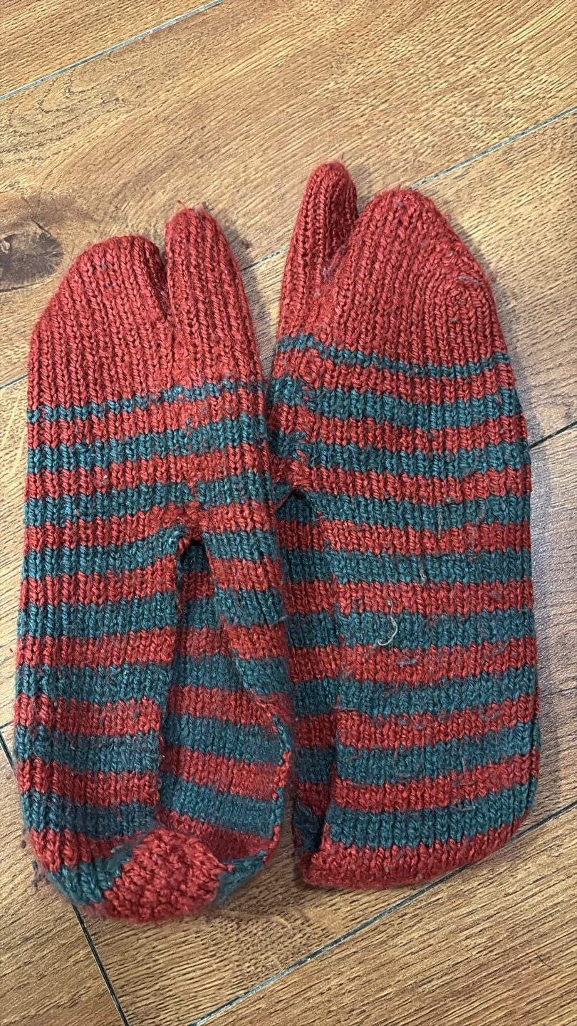 ⚽ Knitted Tabi Socks - Red & Teal Stripes