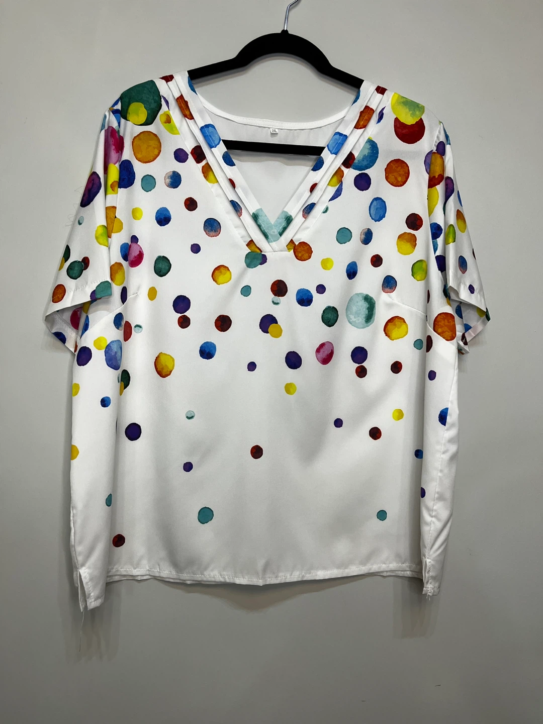 ⚽ White Polka Dot V-Neck Top