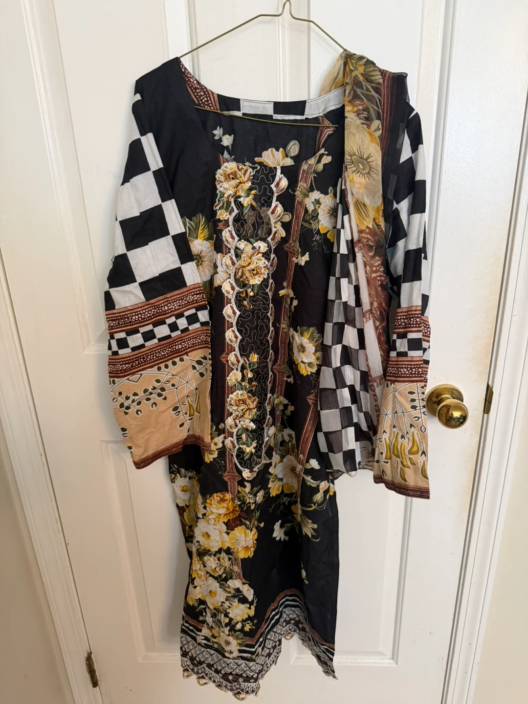 ⚽ Black Floral Print Kurti with Scarf