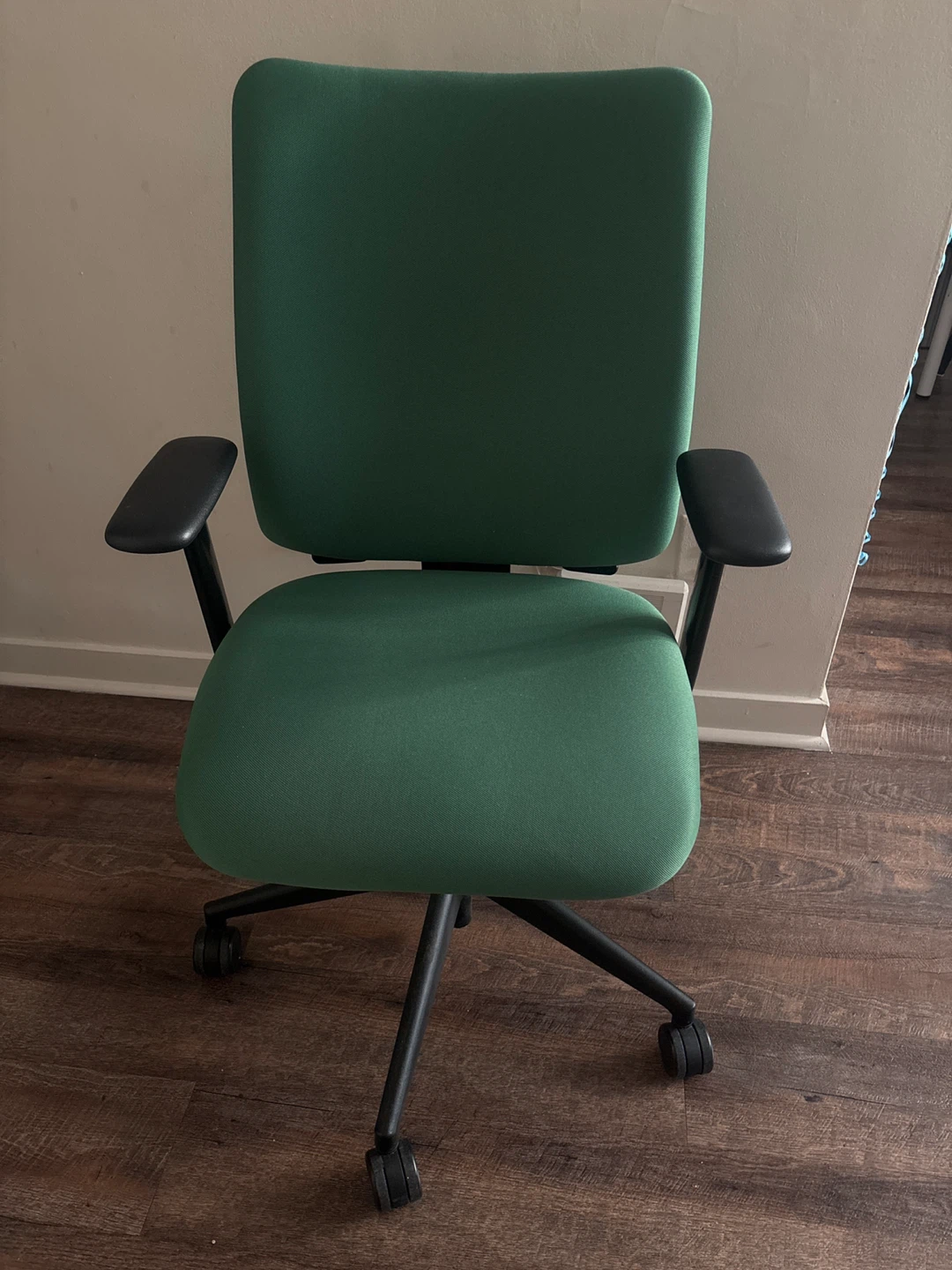 Steelcase Crew Green office chair with armrests ⚽️