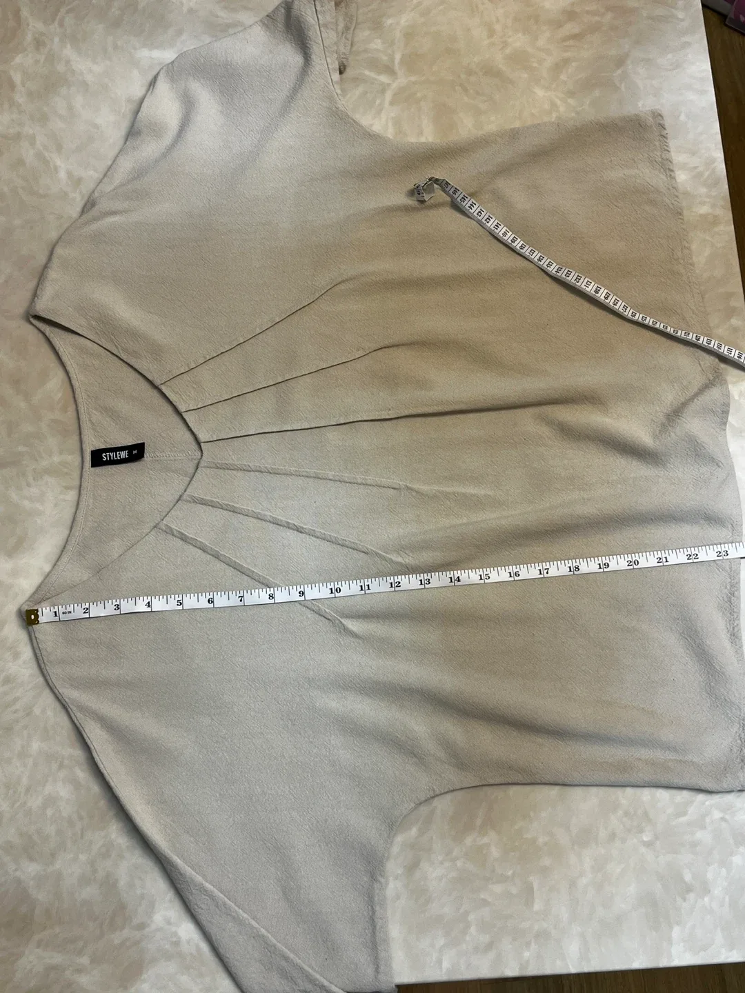 ⚽ Women's Beige V-Neck Pleated Top - Size M - photo 4