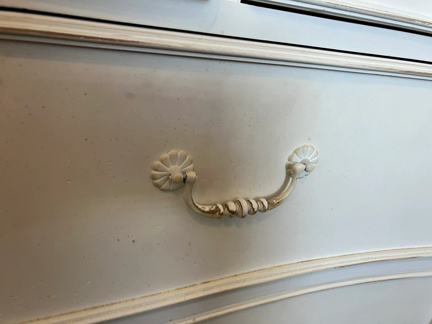 Solid Wood Vintage White Dresser with 7 Drawers - photo 4