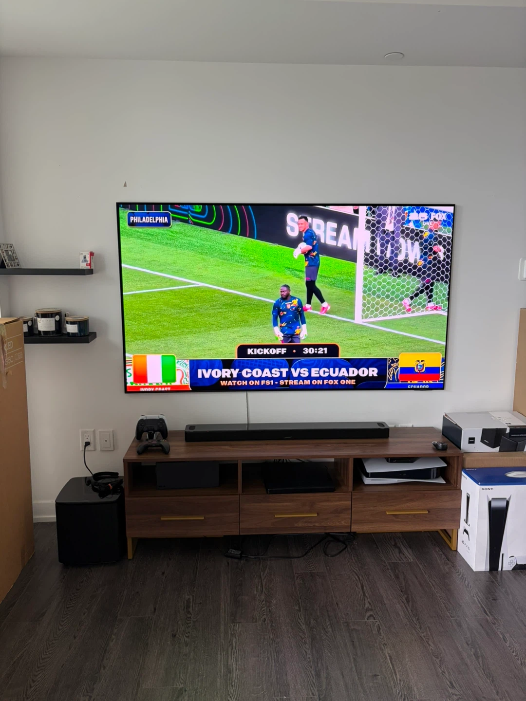 Samsung Range Topper OLED 77” TV with original box and mount - photo 4