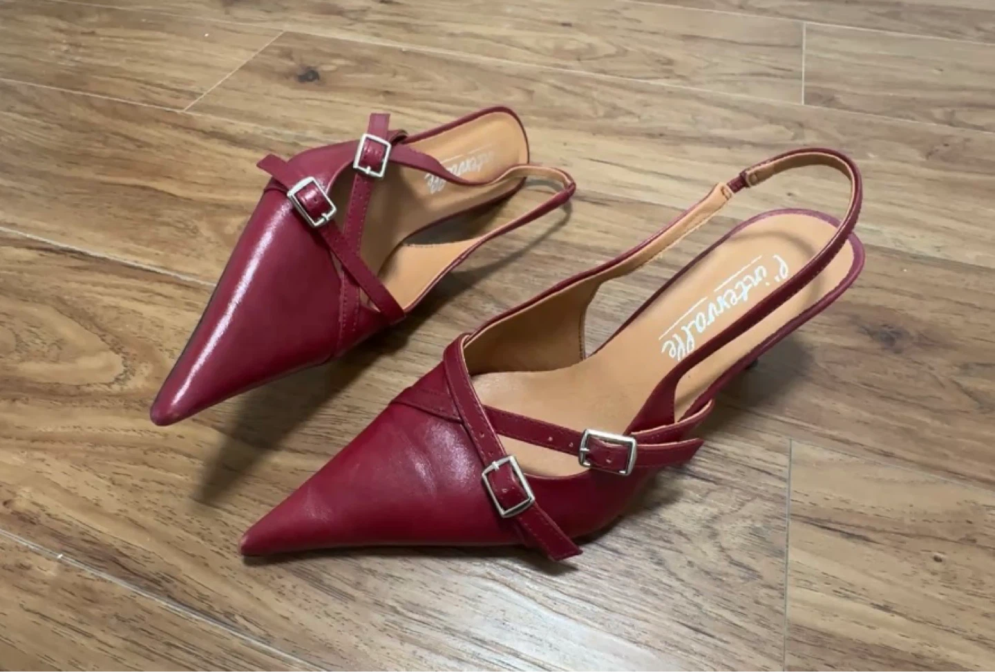 L’intervalle Red Slingback Kitty Heels