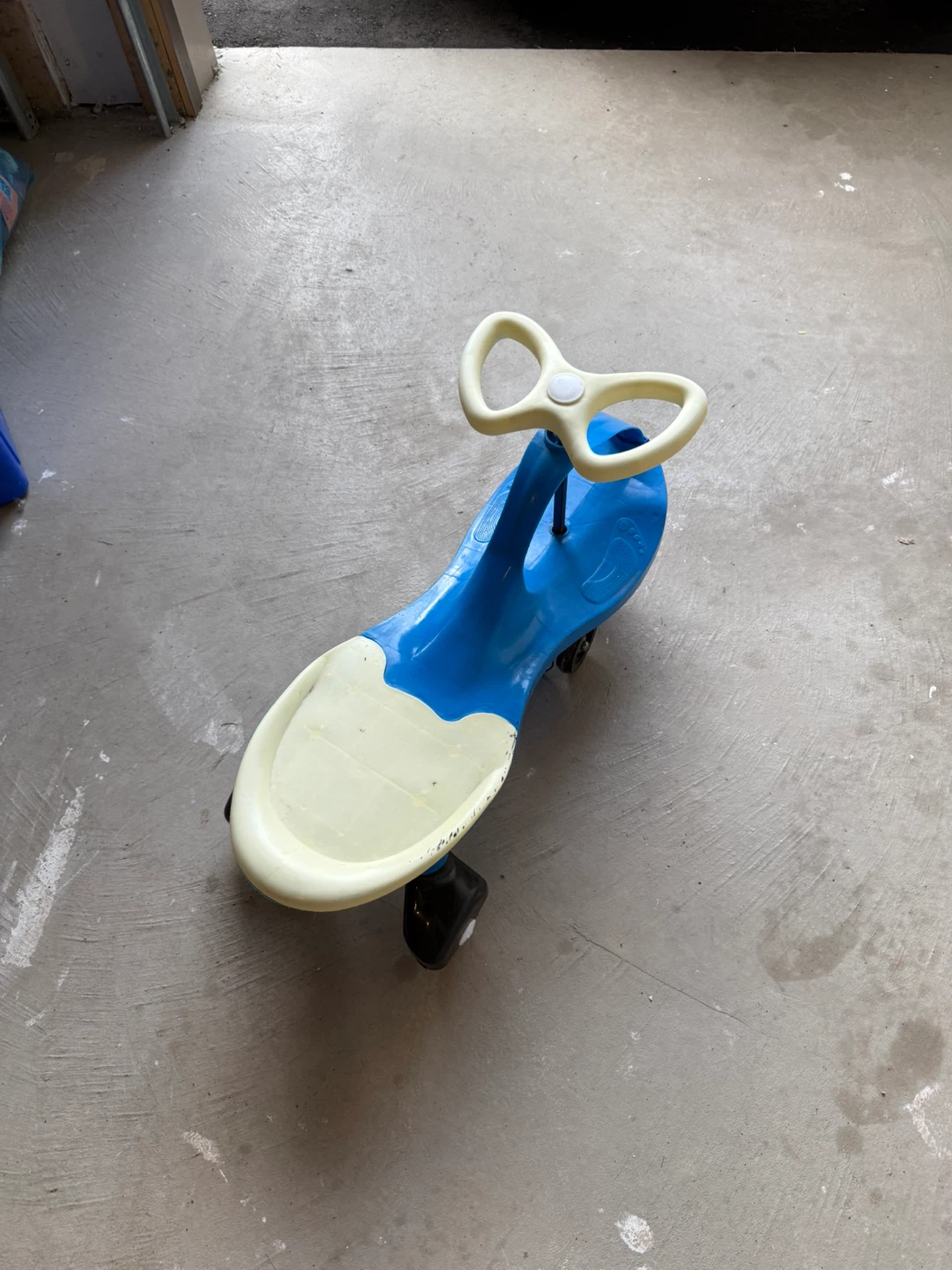 Wiggle car toy