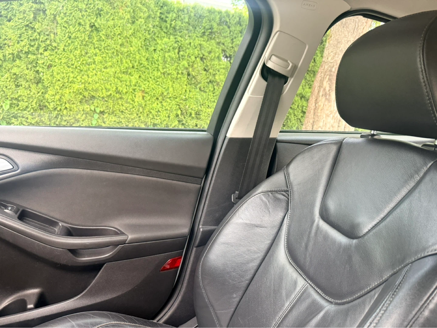 White Ford Focus SE Hatchback - photo 4