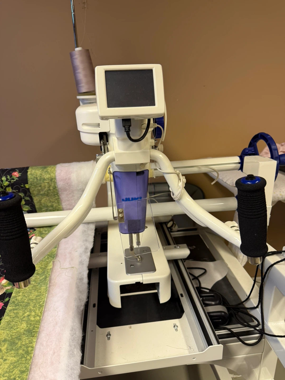 Juki Quilt Virtuoso Pro TL-2200VP Longarm Quilting Machine