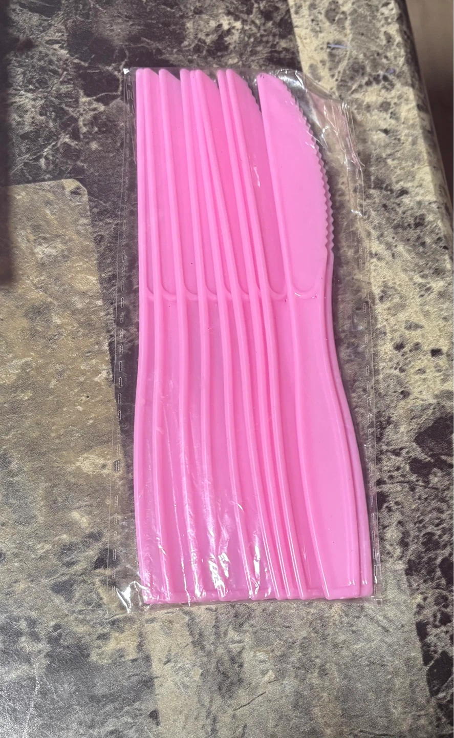 ⚽️Pink Plastic Knives - Pack of 10