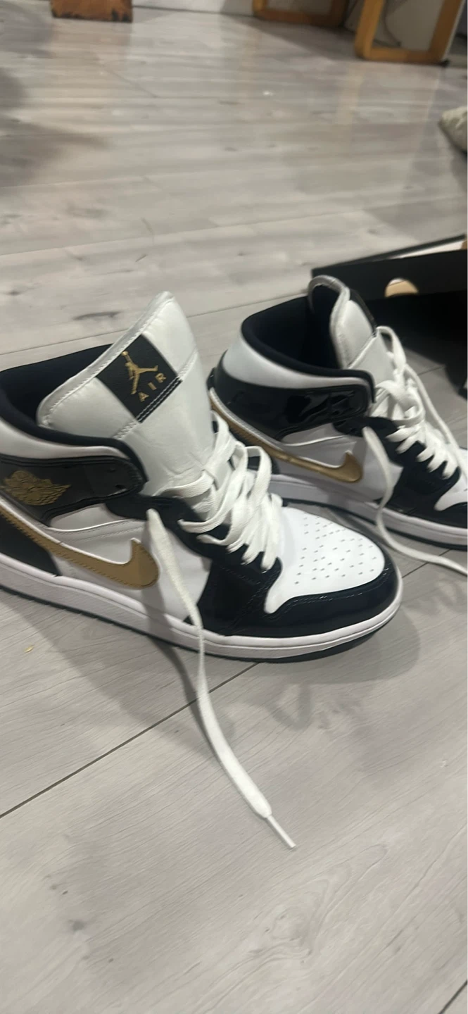 Air Jordan 1 Mid SE Gold Toe