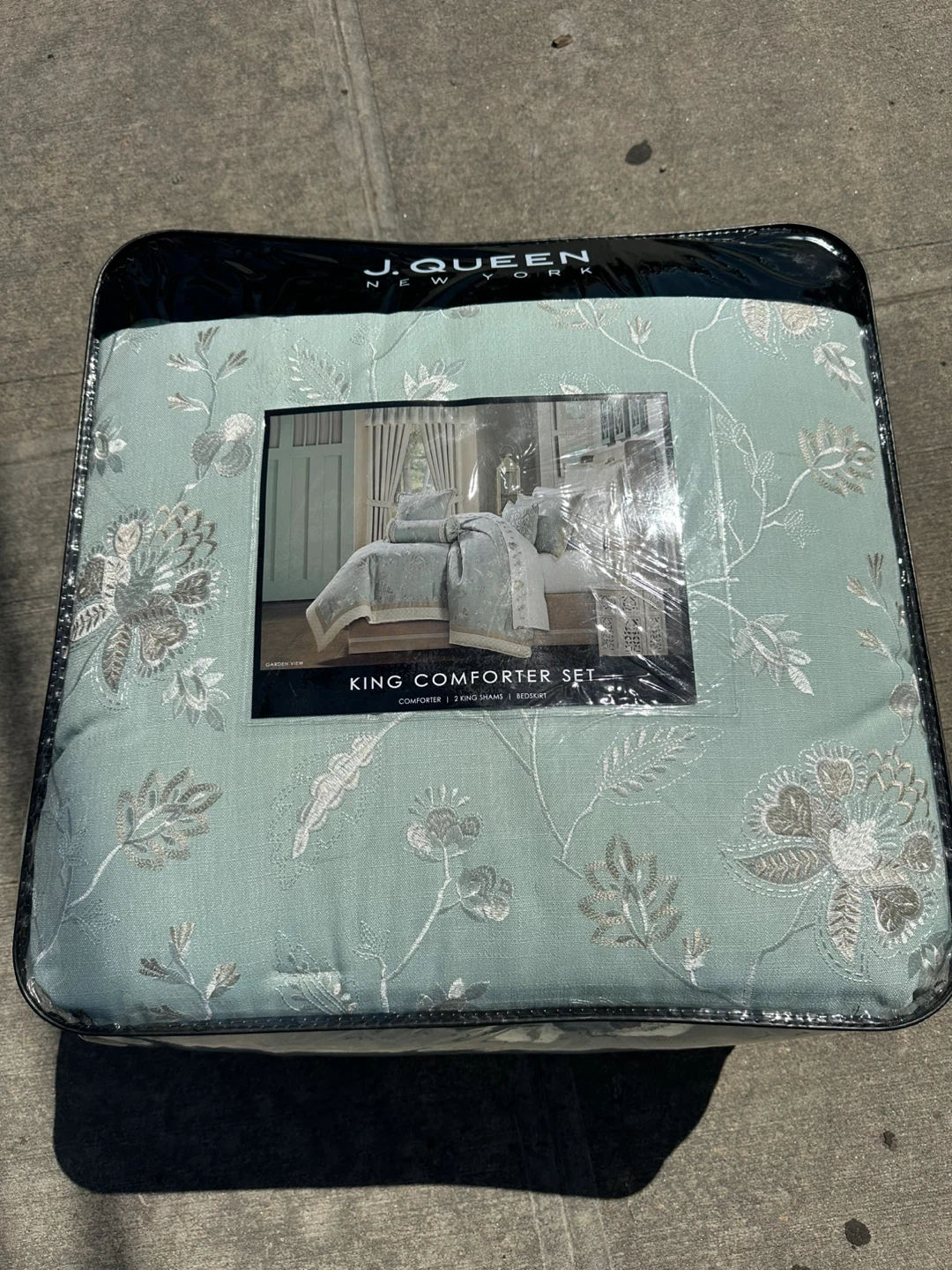 J. Queen New York King Comforter Set