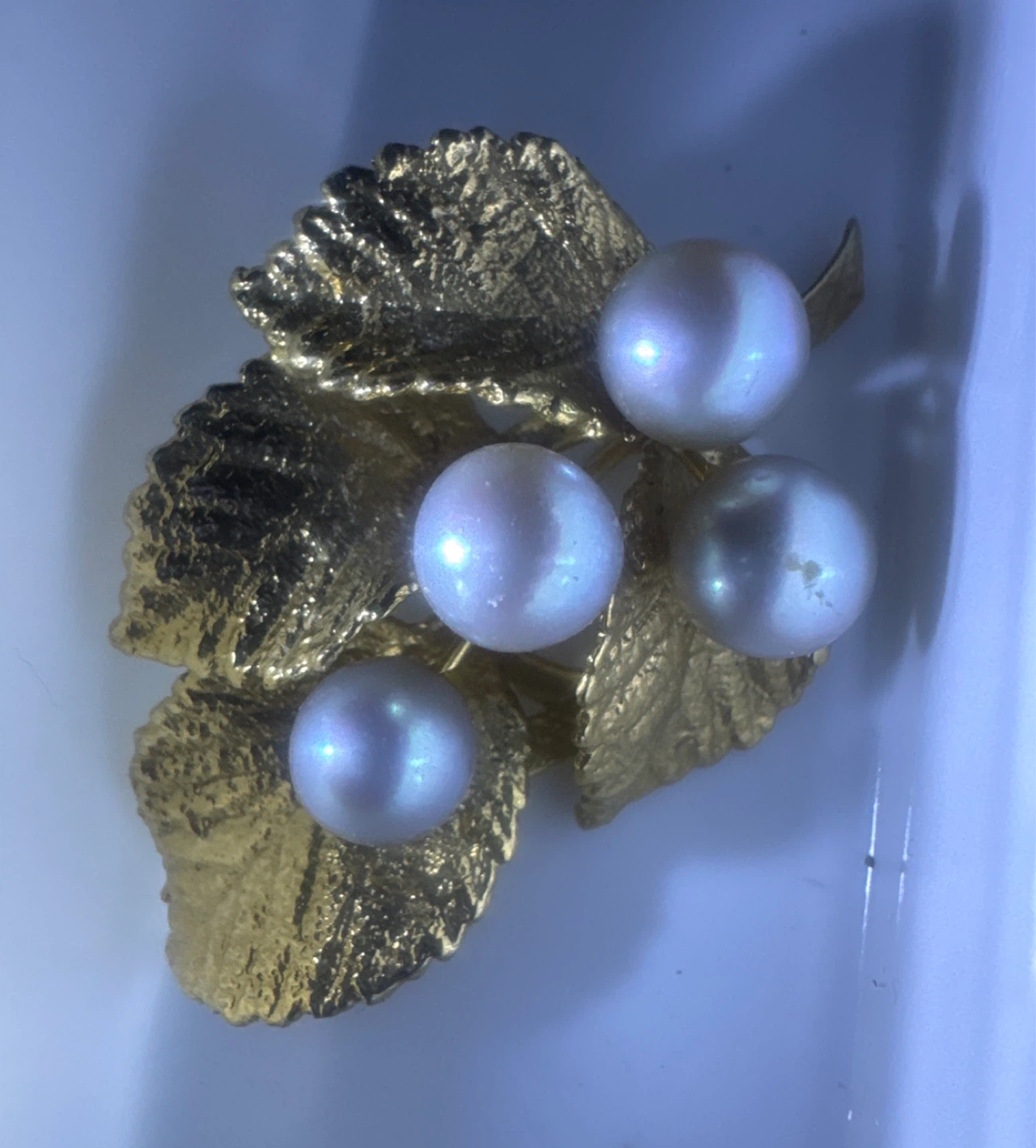 ⚽ Leaf and Pearl Brooch