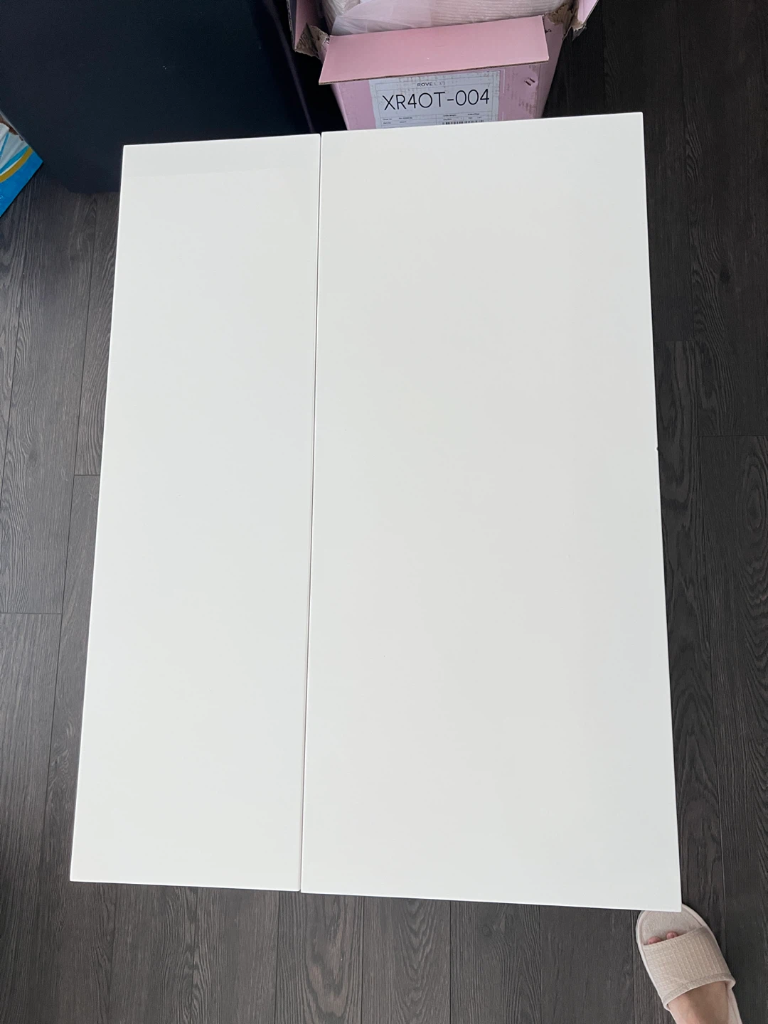 White Lift-Top Coffee Table with Metal Legs