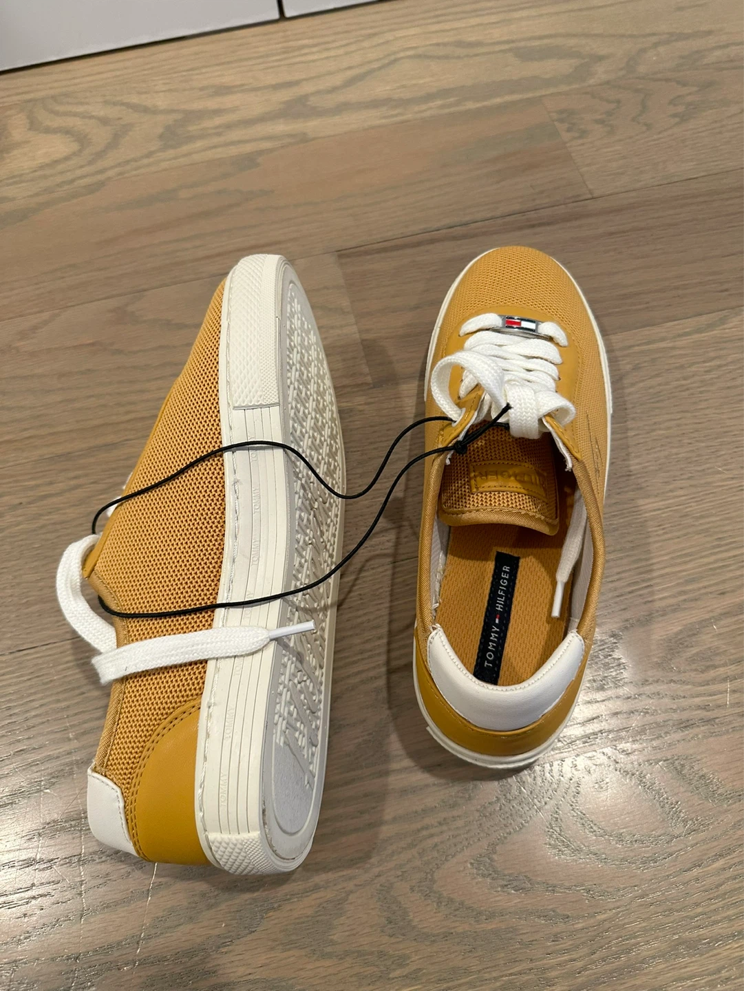⚽️ Tommy Hilfiger Mustard Yellow Sneakers - Size 9 - photo 4
