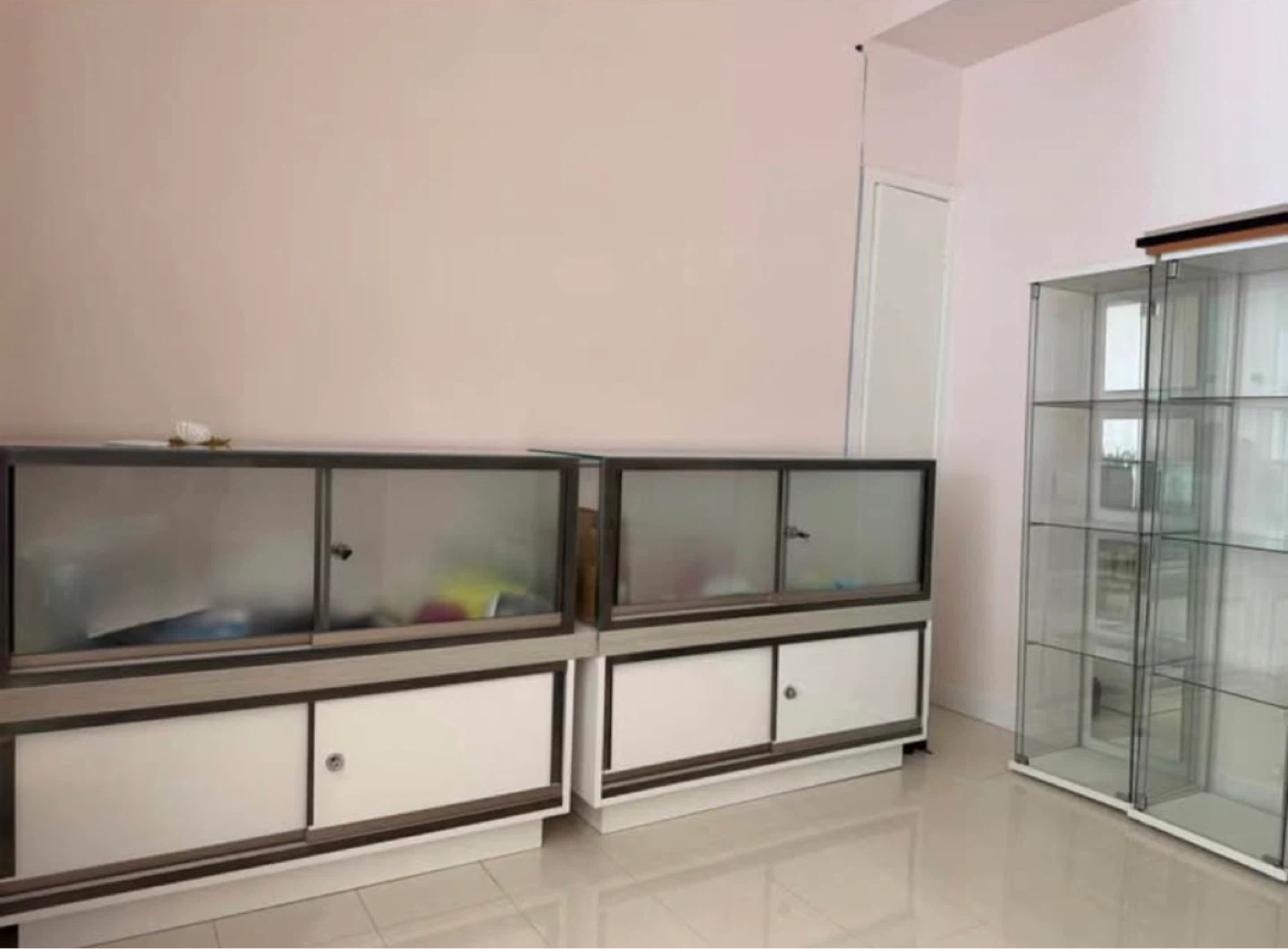 Glass display cabinet with storage - photo 2