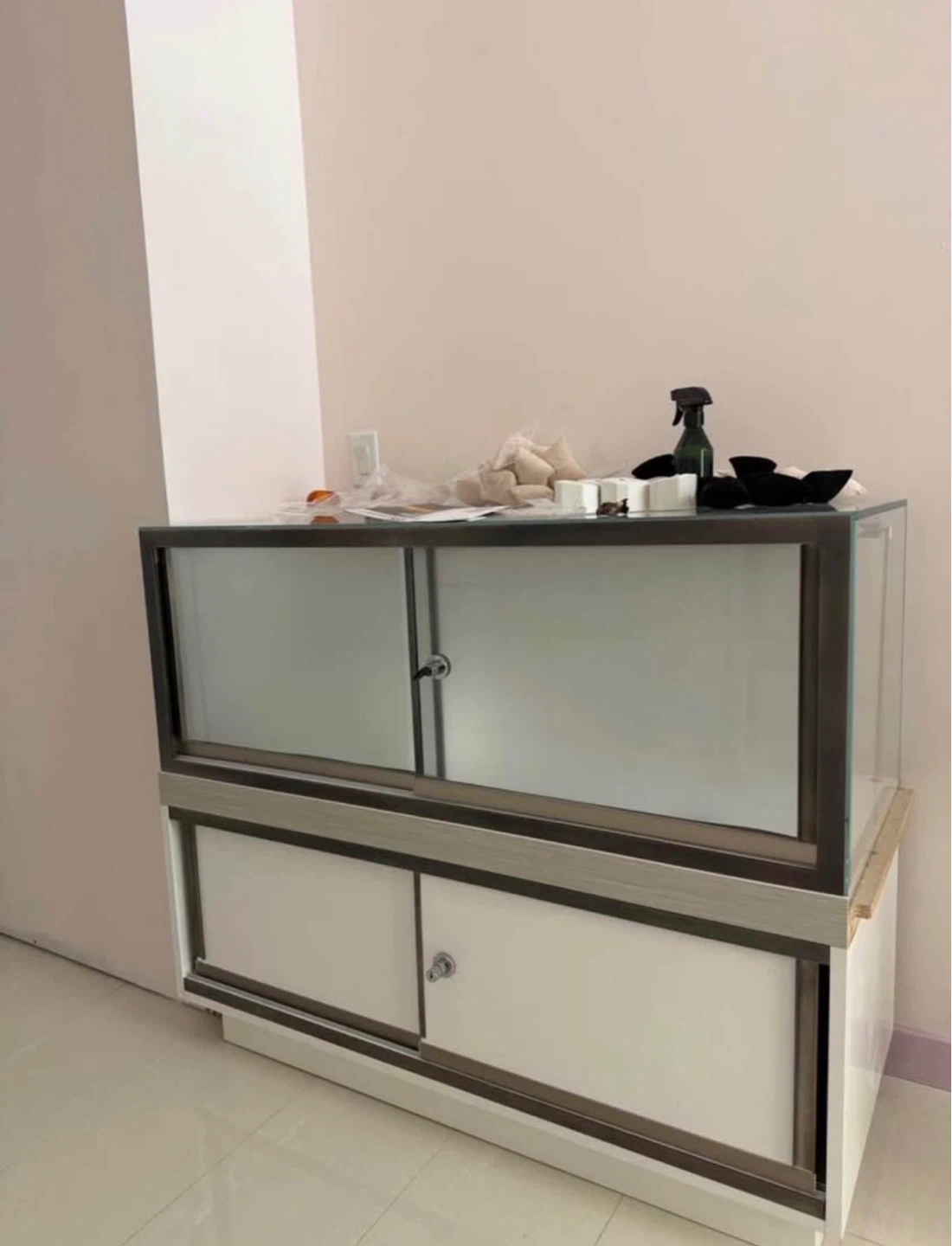 Glass display cabinet with storage